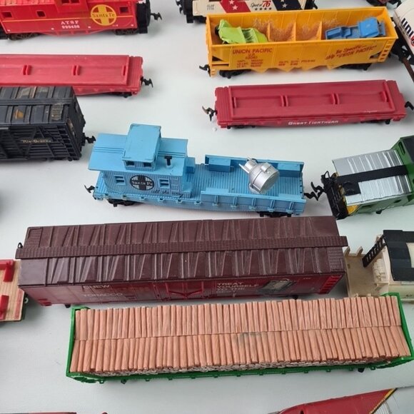 Mixed Lot HO Scale Trains Cars- Freight Boxcars-Flats-Tankers Locomotives T04 - Picture 9 of 13